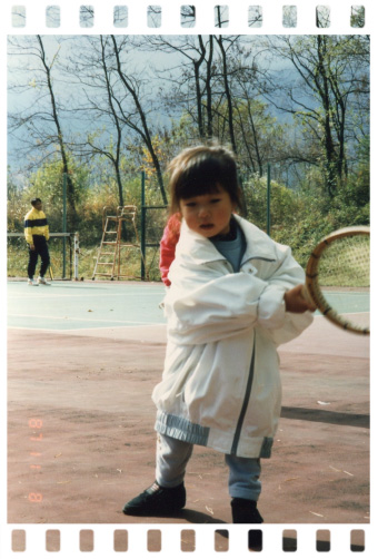 ２歳頃、両親の趣味だったテニスへついて行ったとき