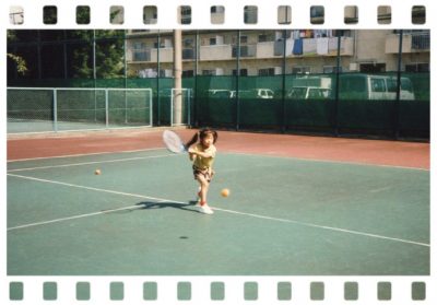 家の前にあったテニスコートで初めてテニスを体験（小学１年生）