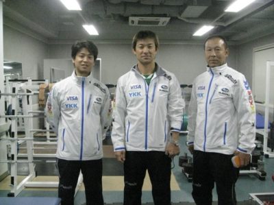 遠山（左）が全日本スキー連盟フリースタイルスキーのフィジカルコーチ、切久保さん（中央）がジュニア選手担当のコーチだったころ。